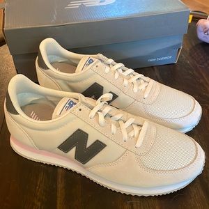 New Balance • Women’s 220 Retro Trainer Sneakers Beige Pink Suede Mesh 8.5